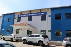 Colisão entre moto e carro interdita avenida em Suzano; motociclista fica ferido